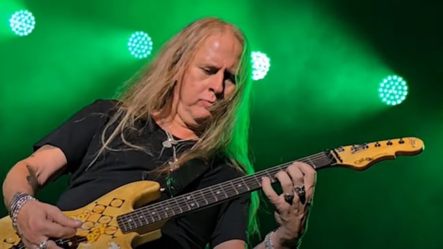 JERRY CANTRELL: 'I Don't Look Back Too Much; You've Gotta Live In The Now'